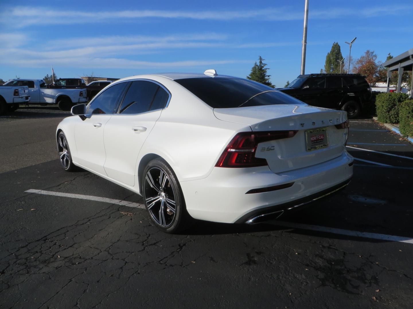 2019 White /BROWN Volvo S60 Inscription (7JRA22TL8KG) with an 4-Cyl, Drive-E, Turbo, Supercharged, 2.0 Liter engine, Automatic, 8-Spd Geartronic w/Adaptive Shift transmission, located at 2630 Grass Valley Highway, Auburn, CA, 95603, (530) 508-5100, 38.937893, -121.095482 - Photo#6